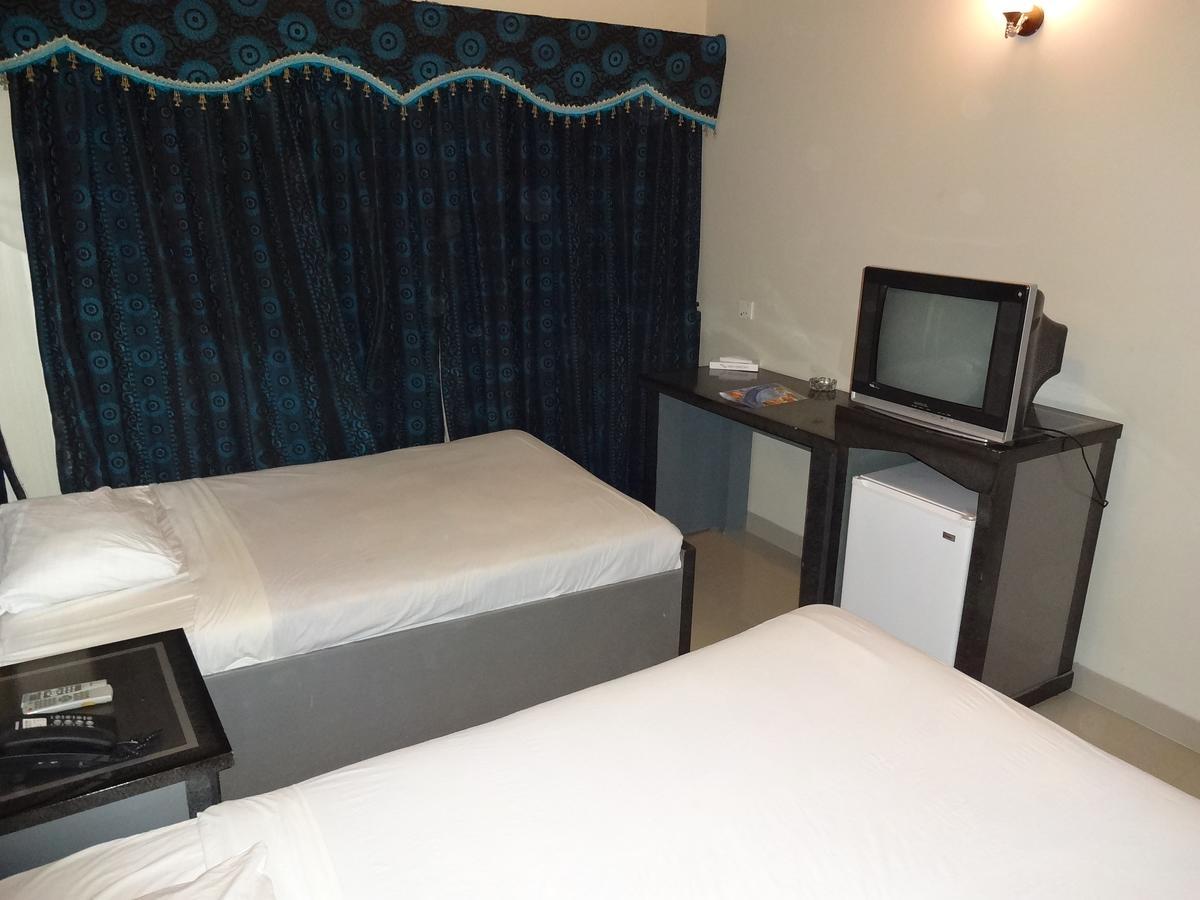 Hotel Sky Towers Карачи Екстериор снимка